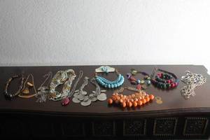 lot 224 image: LOT OF 11 FASHION JEWELRY NECKLACES