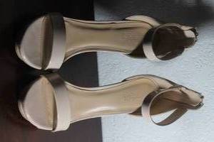 lot 231 image: CHARLOTTE RUSSE CREAM HEELS SIZE 8&nbsp