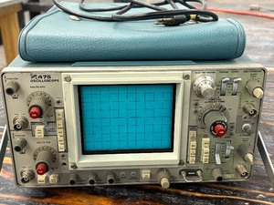 lot 15 image: TEKTRONIX P6075A PROBE 475 OSCILLOSCOPE WITH MANUAL POWERS ON SEE PICS