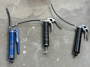 lot 38 image: 3 HEAVY DUTY GREASE GUNS