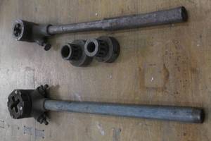 lot 85 image: 2 PIPE THREADING TOOLS AND 2 ADAPTERS