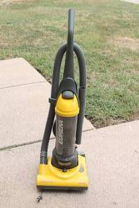 EUREKA MAXIMA 12 AMP BAGLESS UPRIGHT YELLOW VACUUM MODEL 4700