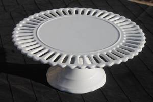 lot 19 image: Vintage white milk glass pedestal cake stand featuring a openwork lattice or slotted border.