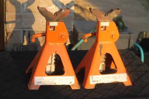 lot 30 image: Pair of orange 3-ton ratchet automotive jack stands showing light wear from use.