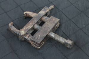 lot 32 image: Vintage heavy-duty two-jaw gear or bearing puller showing significant surface rust and wear from use.