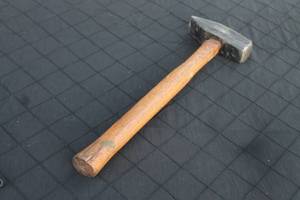 lot 33 image: Vintage heavy-duty cross-peen hammer featuring a forged steel head mounted on a smooth wooden handle.