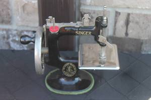 lot 41 image: Vintage Singer hand-crank miniature sewing machine, cast iron with gold lettering and silver-tone hardware.