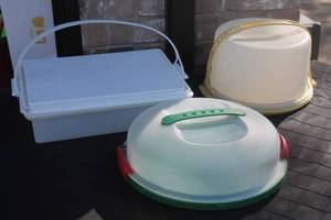 lot 44 image: Trio of vintage plastic cake and pie carriers, including a rectangular Tupperware container and two round covered carriers with handles.