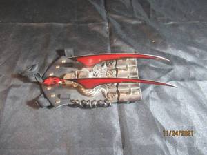 lot 36 image: HERO EDGE SPIKED HAND CLAWS WITH KNUCKLE GUARDS SKULL EMBLEMS AND MINI KNIFE