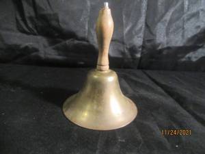 lot 39 image: VINTAGE BRASS BELL WITH WOOD HANDLE
