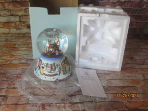 lot 17 image: NEW PARTY LITE SANTA AT HIS SHOP TEA LIGHT MUSICAL GLOBE P8202