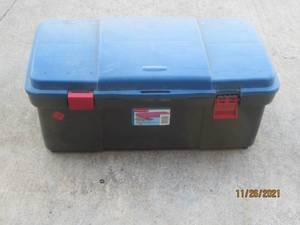 lot 22 image: RUBBERMAID ROUGHT TOTE WITH LOCKING  LID