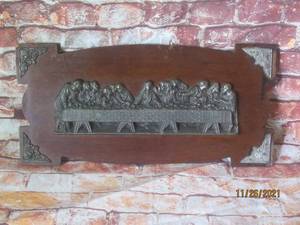 lot 55 image: LORDS SUPPER WALL PLAQUE PEWTER AND WOOD