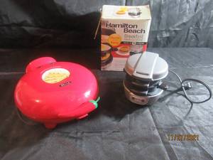 lot 44 image: BELLA QUESADILLA MAKER AND HAMILTON BEACH BREAKFAST SANDWICH MAKER