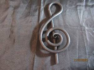 lot 45 image: IRON TREBLE CLEF WALL DCOR