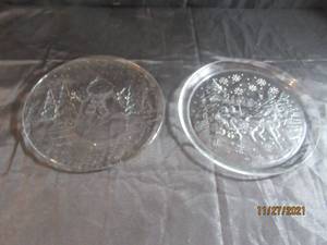 lot 62 image: 2 CHRISTMAS WINTER SCENE CLEAR GLASS PLATTERS 13 DIAM&nbsp