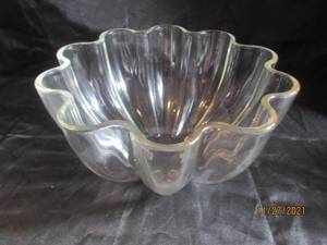 lot 67 image: 12 DIAM SCALLOP TOP GLASS BOWL