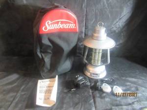 lot 76 image: SUNBEAM PORTABLE BUG ZAPPER WITH ELECTRONIC MOSQUITO REPELLERS SB982-2MR