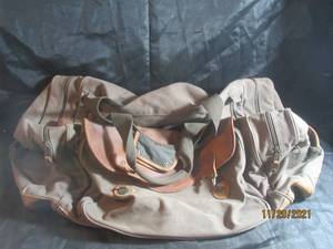 lot 120 image: CABELAS HUNTINGFISHING OUTDOORS GEAR LARGE DUFFLE BAG