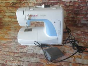 lot 123 image: SINGER SIMPLE SEWING MACHINE