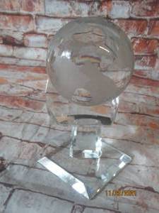 lot 181 image: CLEAR CRYSTAL WORLD GLOBE ON GLASS STAND