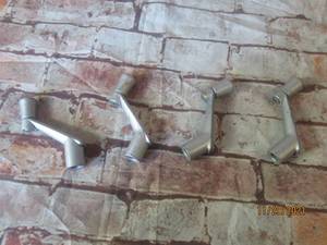 lot 133 image: 4 WINDOW CRANK HANDLES
