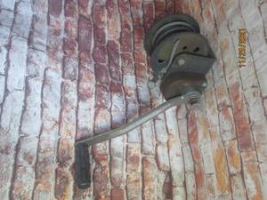lot 138 image: SHELBY HAND WINCH HAND CRANK