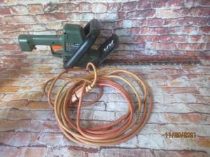 lot 148 image: BLACK AND DECKER ELECTRIC HEDGE HOG 18 HS100 WITH EXTENSION CORD