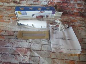 lot 149 image: BLACK AND DECKER ELECTRIC KNIFE SLICE RIGHT EK700
