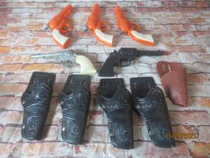 lot 194 image: 3 LEGENDS OF THE WILDWEST IMPERIAL TOYS GUNS AND HOLSTERS