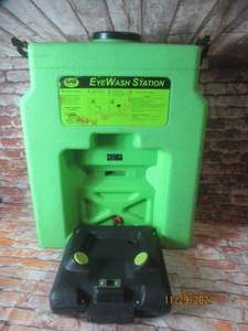 lot 195 image: PORTABLE EYE WASH STATION