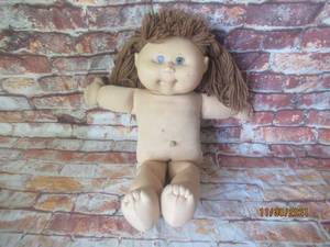 lot 198 image: CABBAGE PATCH DOLL WITH SIGNITURE