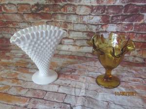 lot 206 image: VINTAGE FENTON HOBNAIL FAN VASE AND VINTAGE AMBER RUFFLED TOP PEDESTAL COMPOTE
