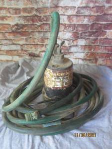 lot 212 image: SUBMERSIBLE UTILITY PUMP