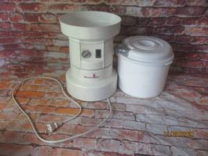 lot 240 image: WONDER MIX WM2000 WONDERMILL GRAIN GRINDER