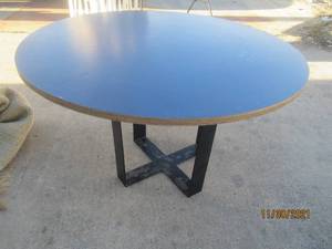 lot 258 image: 54 DIAM WOOD TOP TABLE WITH METAL BASE