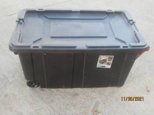 lot 266 image: STERILITE INDUSTRIAL 40GAL TOTE WITH WHEELS