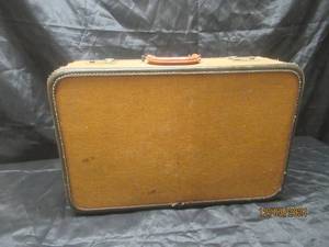 lot 281 image: VINTAGE SUIITCASE