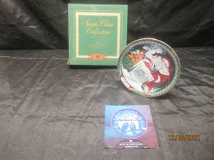lot 285 image: SANTA CLAUS 1992 COLLECTION CHRISTMAS PLATE ,  SANTA ON THE ROOF No. 031&nbsp ,IN ORIGINAL BOX&nbsp