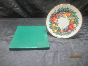 lot 287 image: LENOX CHRISTMAS 1988&nbsp ANNUAL LIMITED EDITION COLONIAL WREATH ISSUE ,SOUTH CAROLINA,THE ELEVENTH COLONY ,IN ORIGINAL BOX