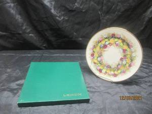 lot 288 image: .LENOX CHRISTMAS 1985&nbsp ANNUAL LIMITED EDITION COLONIAL WREATH ISSUE ,SOUTH CAROLINA,THE ELEVENTH COLONY ,IN ORIGINAL BOX