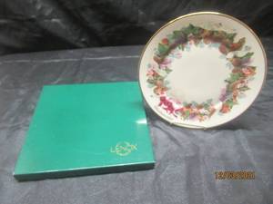 lot 289 image: LENOX CHRISTMAS 1992&nbsp ANNUAL LIMITED EDITION COLONIAL WREATH ISSUE ,SOUTH CAROLINA,THE ELEVENTH COLONY ,IN ORIGINAL BOX