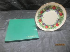 lot 290 image: LENOX CHRISTMAS 1983 ANNUAL LIMITED EDITION COLONIAL WREATH ISSUE ,SOUTH CAROLINA,THE ELEVENTH COLONY ,IN ORIGINAL BOX