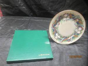 lot 291 image: LENOX CHRISTMAS 1984 ANNUAL LIMITED EDITION COLONIAL WREATH ISSUE ,SOUTH CAROLINA,THE ELEVENTH COLONY ,IN ORIGINAL BOX