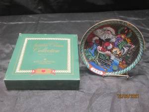 lot 293 image: SANTA CLAUS 1993 COLLECTION PLATE  SANTAS GIFTS , IN ORIGINAL BOX&nbsp