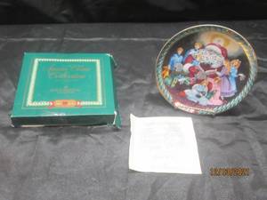 lot 296 image: SANTA CLAUS 1994 COLLECTION PLATE  CHRISTMAS STORIES  ,IN ORIGINAL BOX