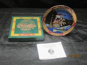 lot 297 image: SANTA CLAUS 1999 CHRISTMAS AROUND THE WORLD  SANTA IN EUROPE  PLATE,IN ORIGINAL BOX&nbsp