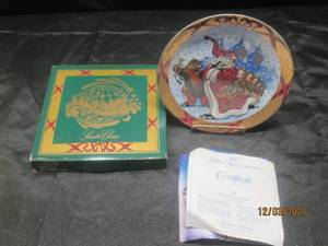 lot 298 image: SANTA CLAUS 1997 CHRISTMAS AROUND THE WORLD  SANTA IN RUSSIA  PLATE,IN ORIGINAL BOX