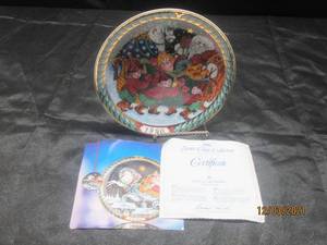 lot 299 image: SANTA CLAUS 1990 COLLECTION PLATE  SANTA SLEIGH  , NO BOX&nbsp