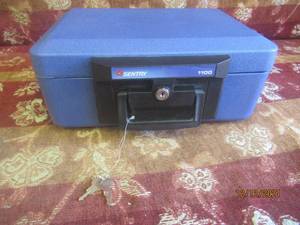 lot 8 image: SENTRY SAFE 1100 WITH KEY